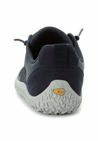 Marineblaue Sportschuhe mit einem strukturierten Strickobermaterial, gepolstertem Zwischensohle und Gummisohle mit einem geometrischen Laufmuster.