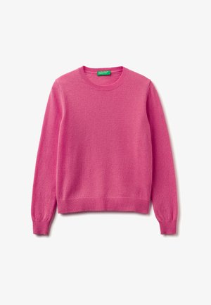 Jasně růžový dlouhý svetr s kulatým výstřihem, s žebrovanými manžetami a lemem, položený na bílé ploše.