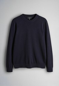 Pull bleu marine en tissu doux, doté de manches longues et d'un col rond. Design simple avec des poignets et un ourlet côtelés.