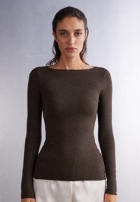 Bruine lange mouw top in een aansluitend ontwerp, met een wijde halslijn en een structuur gebreide stof met subtiele glinsterende details.