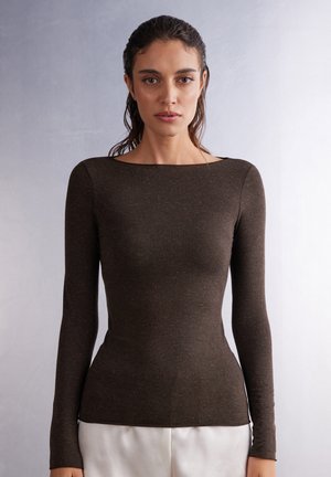 Brun långärmad topp i en åtsittande design, med en bred halsringning och ett texturerat stickat tyg med subtila skimmereffekter.