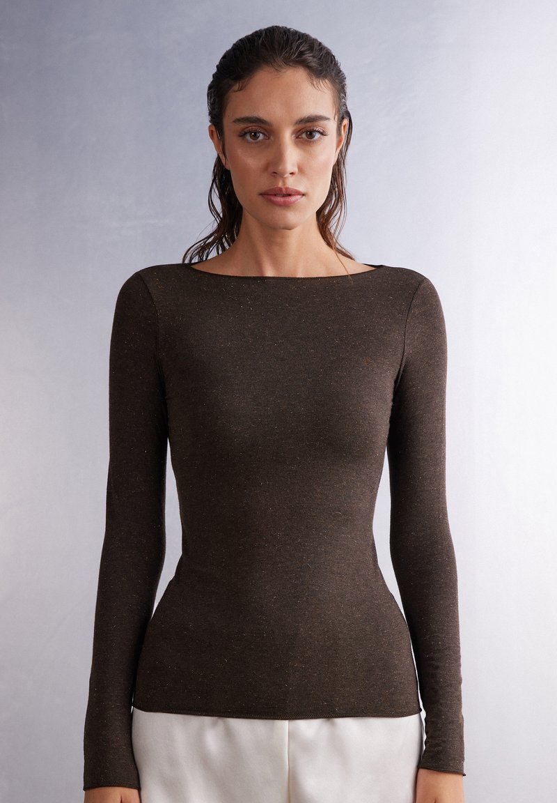 Braunes Langarmoberteil mit einem Bootsausschnitt, hergestellt aus einem strukturierten Strickmaterial, das dezente Sprenkel aufweist und eine taillierte Silhouette hat.