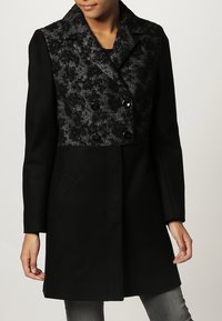 NAF NAF Klassisk kappa / rock - black