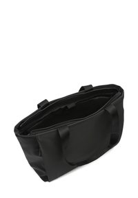 Czarna torba na ramię wykonana z gładkiego materiału, z dwoma krótkimi uchwytami i zamykaną na zamek górą. Wnętrze jest wyłożone miękką tkaniną.