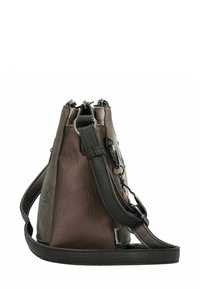 Texturierte Ledertasche in einem Farbverlauf von Brauntönen, mit doppeltem Reißverschluss, abnehmbarem Schultergurt und metallischen Akzenten an der Seite.