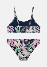 Navy blue bikini-setti, jossa on pinkkejä, vihreitä ja beigettä trooppisia kukkakuoseja, säädettävät olkaimet yläosassa, ja halkio selkäpuolella.