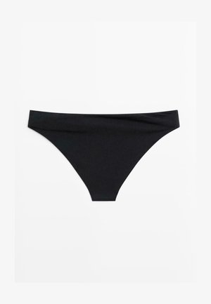 Czarne, bezszwowe majtki w stylu bikini na białym tle, widok z przodu z niskim stanem.