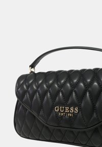 Borsa a tracolla nera trapuntata in finta pelle con logo e chiusura in tono oro. Presenta un manico singolo per un facile trasporto.