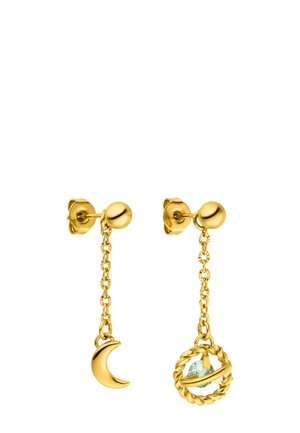 Goldene Steckohrringe mit Ketten; einer hat einen Mondanhänger, der andere einen gedrehten Ring, der einen hellblauen Edelstein umschließt.