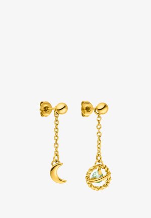Goldene Steckohrringe mit Ketten; einer hat einen Mondanhänger, der andere einen gedrehten Ring, der einen hellblauen Edelstein umschließt.