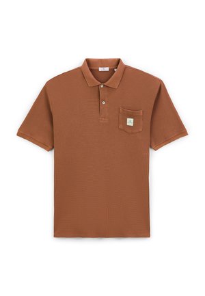 Polo de textura marrón con cuello abotonado, mangas cortas y un bolsillo en el pecho con un parche de logo. Patrón uniformemente distribuido en toda la prenda.