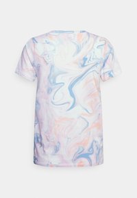 Kortærmet t-shirt lavet af blødt stof, med et marmoreret mønster i pastelfarverne lyserød, blå og hvid samt en rund halsudskæring.