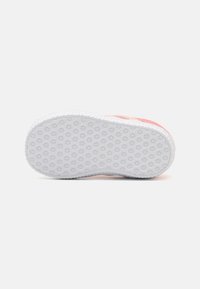 adidas Originals GAZELLE UNISEX - Športni copati - pink