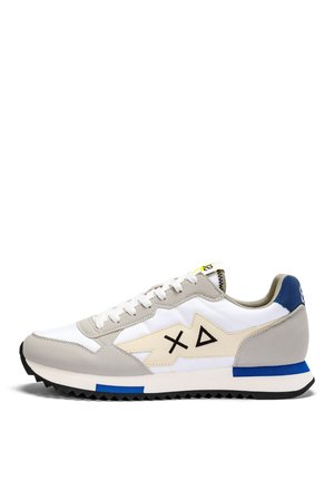 Scarpa da corsa con tomaia in nylon bianco e dettagli in suede grigio, suola in gomma nera, dettagli blu e beige, e logo nero.