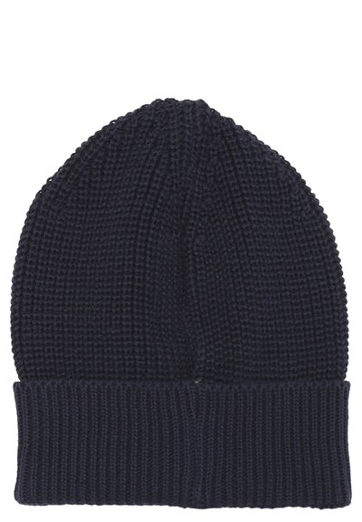 Beanie blu navy lavorato a maglia con un polsino testurizzato e a coste. Il design presenta una parte superiore liscia e un risvolto profondo, realizzato in materiale morbido e caldo.