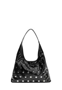 Zwarte leren handtas met een slungelige vorm, voorzien van zilveren ronde studs en een enkele schouderriem. Gladde textuur en glanzende afwerking.