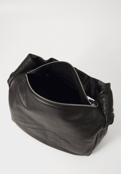 Must musta nahast kott, millel on tõmblukk, pehme tekstuur ja kogutud disain. Siseosa on tume ja avar, koos peene logo detailiga.