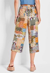 Patchwork culottes in gemengde stof met verschillende kleuren en patronen, met een elastische tailleband en een cropped lengte.