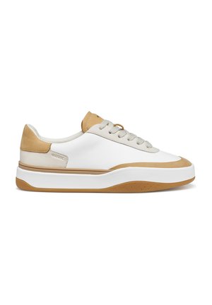 Sneaker bianca basse con accenti beige, lacci bianchi e suola spessa bianca con suola esterna beige, vista laterale.