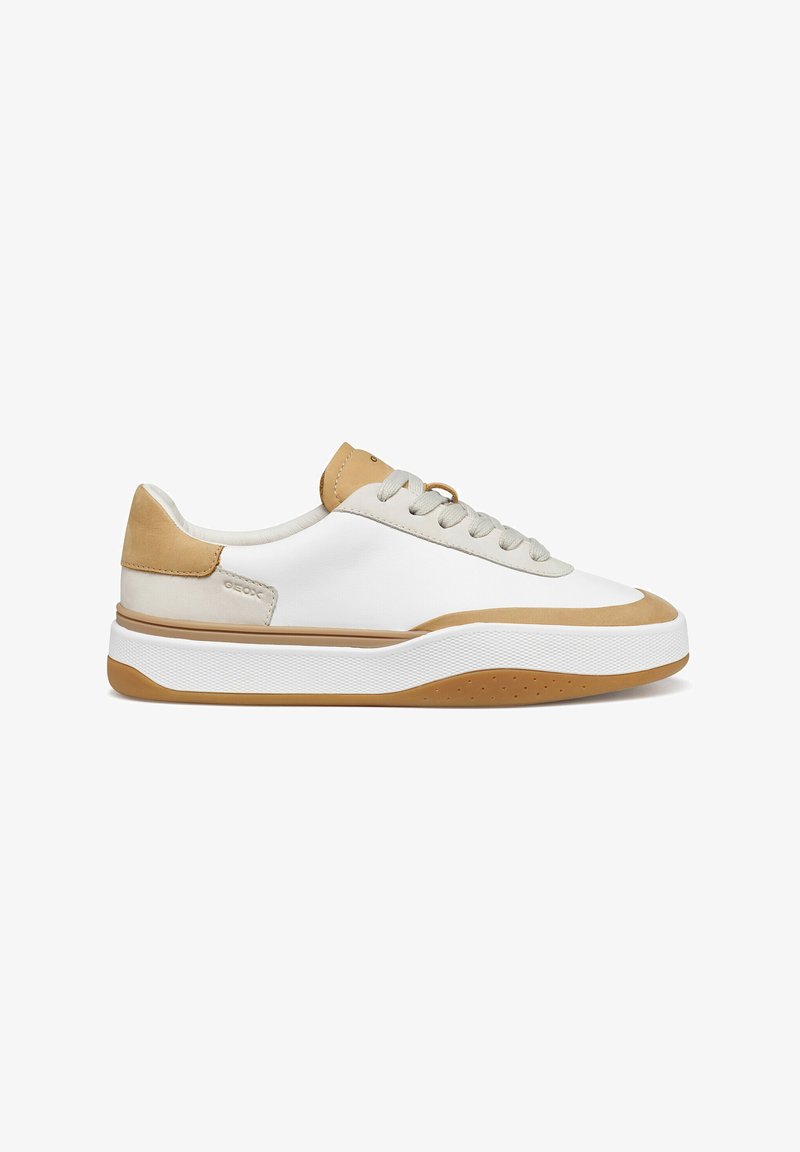 Zapatilla blanca de corte bajo con detalles en beige, cordones blancos y suela gruesa blanca con base en beige, vista lateral.