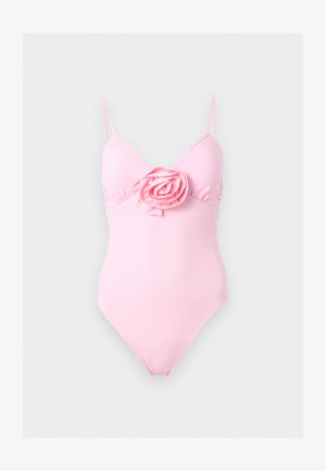 Różowy jednoczęściowy strój kąpielowy z cienkimi ramiączkami i dużym detalem w formie tkaninowego kwiatu róży na środku biustu.