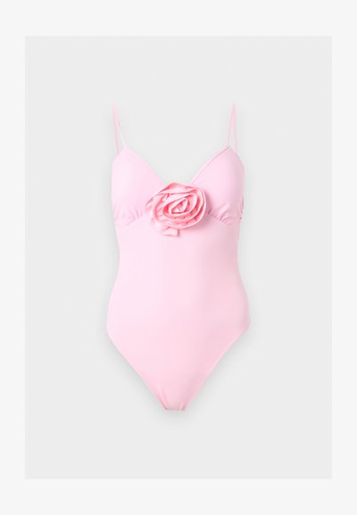 Ροζ ολόσωμο μαγιό με λεπτές ράντες ώμων και μεγάλο υφασμάτινο τριαντάφυλλο στο κέντρο του μπούστου.