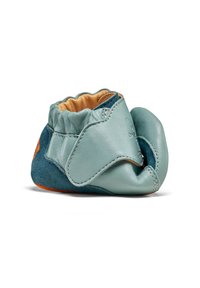 Zapato de cuero para bebé en azul claro y verde azulado, con una textura suave, abertura elástica y un diseño de puntera ligeramente puntiaguda.