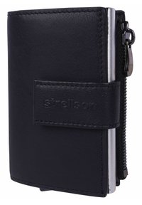Portafoglio in pelle nera con chiusura a zip, texture liscia, logo impresso e hardware in argento. Forma rettangolare compatta, design minimalista.