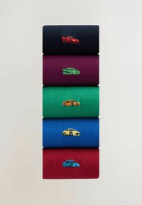 Fünf gefaltete Socken in Schwarz, Bordeaux, Grün, Blau und Rot, jeweils mit einem kleinen bestickten Sportwagen in verschiedenen Farben.