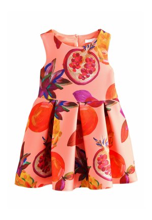 Rochie fără mâneci roz coral cu fustă plisată, cu imprimeuri îndrăznețe de rodii, portocale și frunze colorate.