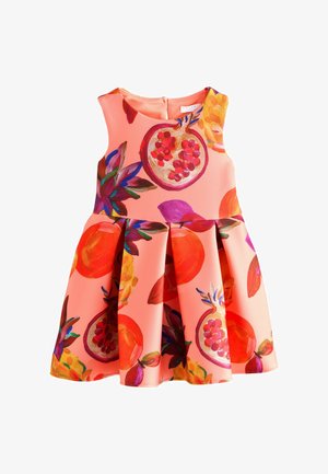 Ärmelloses korallfarbenes Kleid mit plissiertem Rock und einem auffälligen Druck mit Granatäpfeln, Orangen und bunten Blättern.