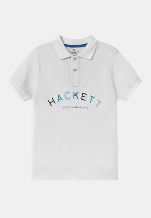 Hvid polo t-shirt med korte ærmer og krave, der har et gradient blåt og sort "HACKETT LONDON-ENGLAND" logo på forsiden.