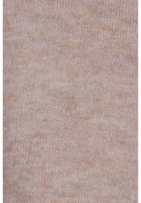Tessuto a maglia beige chiaro con una consistenza morbida, che mostra una sottile mescolanza di tonalità e un aspetto uniforme e liscio senza motivi distintivi.