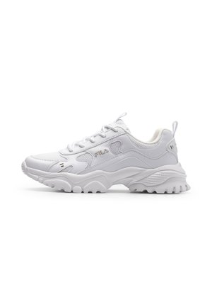 Sneaker bianco FILA con suola robusta, tomaia in mesh e pelle, chiusura con lacci e linguette di tiraggio su linguetta e tallone.