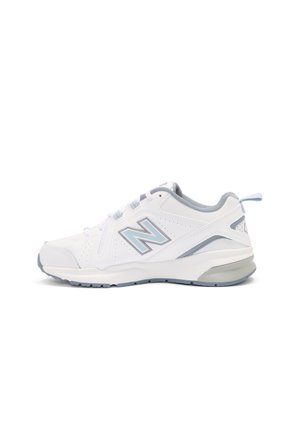 Chaussure de sport New Balance blanche et grise avec laçage à l’avant, semelle amortissante et logo "N" de la marque sur le côté, vue de profil gauche.