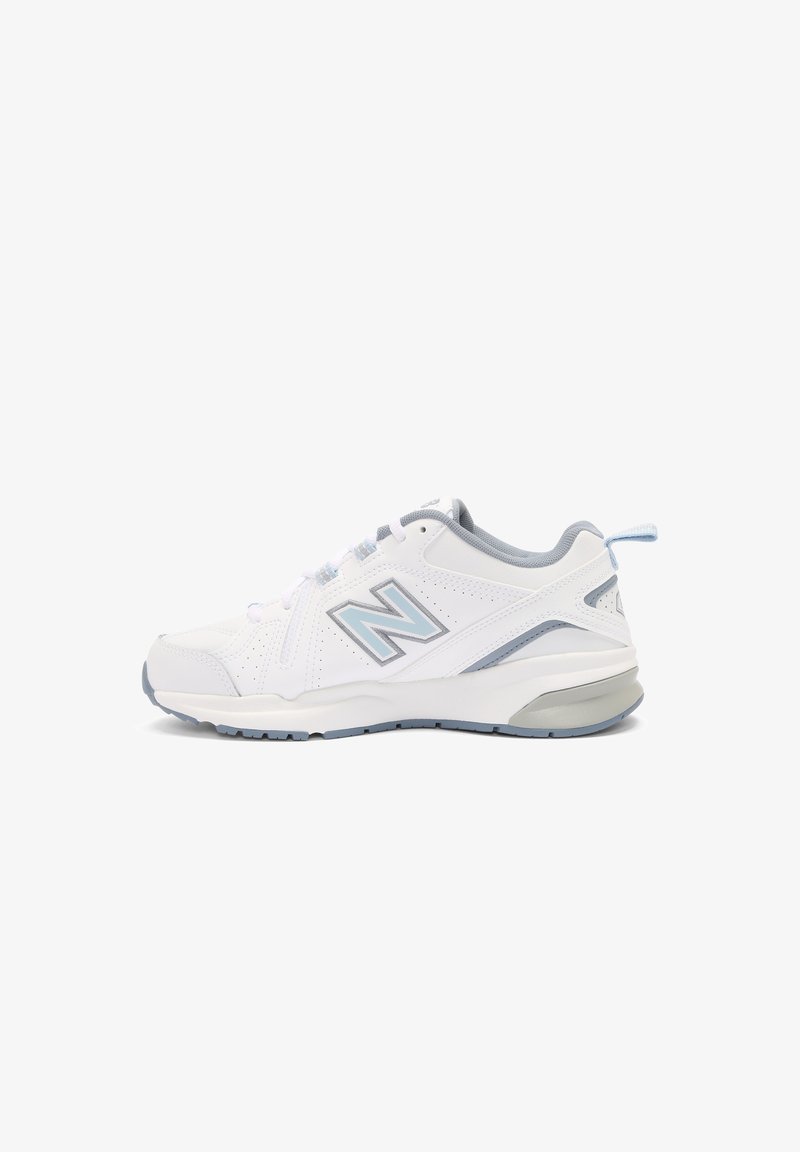 Chaussure de sport New Balance blanche et grise avec laçage à l’avant, semelle amortissante et logo "N" de la marque sur le côté, vue de profil gauche.