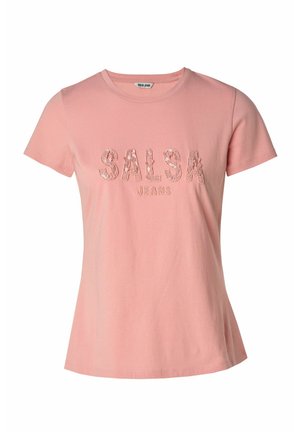 Camiseta de algodón rosa con mangas cortas, que presenta el texto en relieve "SALSA JEANS" en un material brillante en la parte delantera.