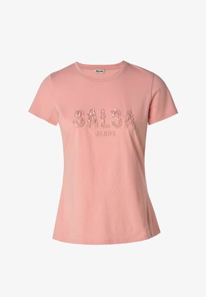 Camiseta de algodón rosa con mangas cortas, que presenta el texto en relieve "SALSA JEANS" en un material brillante en la parte delantera.