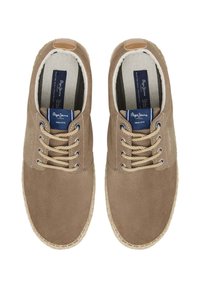 Scarpe in suede marrone con design lace-up, lacci in corda beige e suola in spago testurizzata. Presenta un'etichetta blu all'interno.