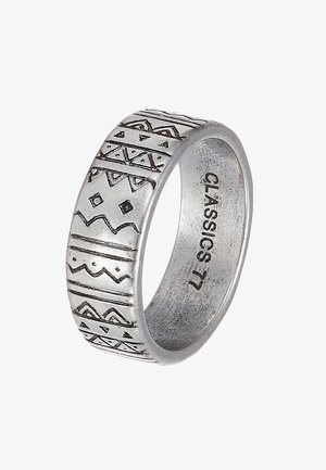 Sølvring med geometriske mønstre indgravet rundt om bæltet. Glat inderside med et synligt mærke. Flad, let buet profil.