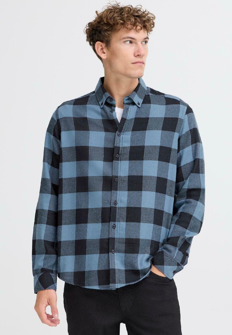 Blauwe en zwarte geruite flanellen shirt met een button-down kraag, lange mouwen en een gebogen zoom, gemaakt van een zacht geweven stof.