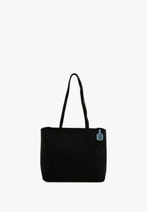 Bolso tote negro hecho de material suave, con dos correas largas, forma rectangular y una pequeña etiqueta azul adjunta.