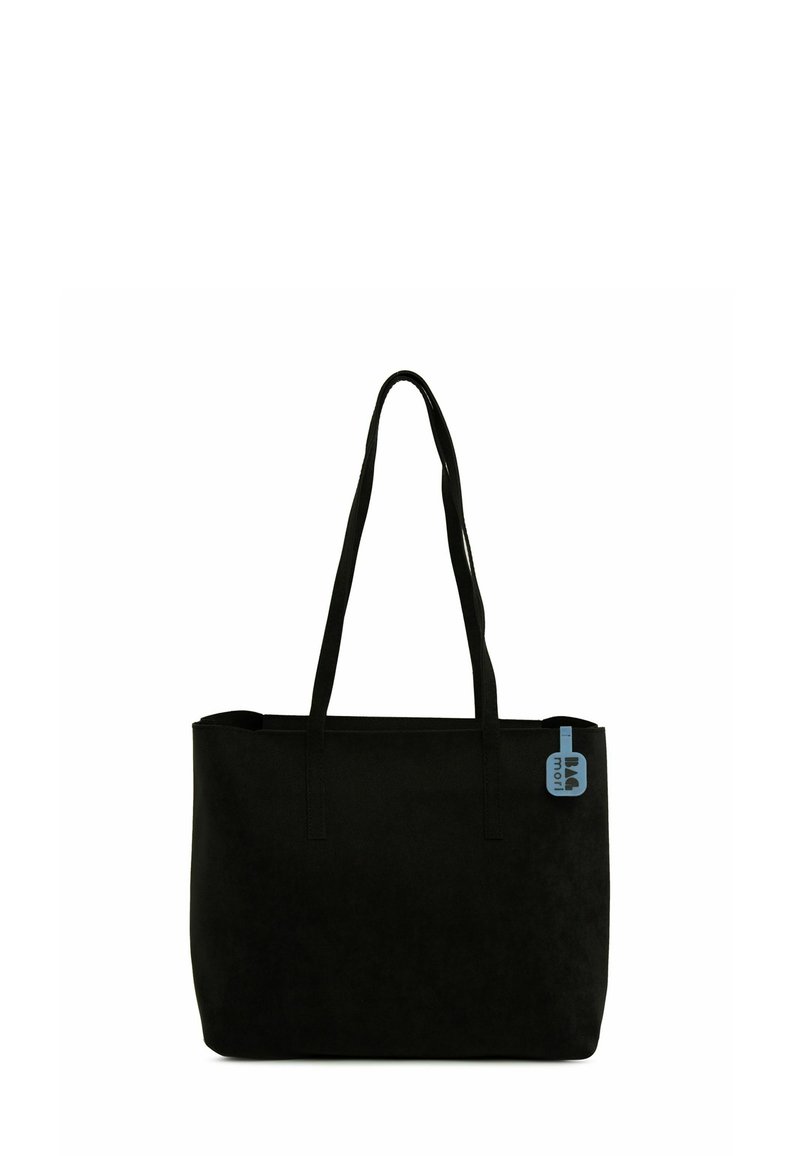 Czarna torba na ramię wykonana z miękkiego materiału, z dwoma długimi paskami, prostokątnym kształtem i małą niebieską metką przymocowaną.