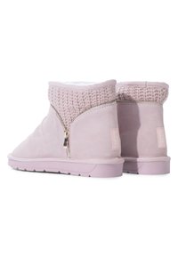 Botas de ante rosa de media caña con parte superior de punto, cremallera lateral y suelas de goma. Cuenta con un forro interior suave para mayor comodidad.