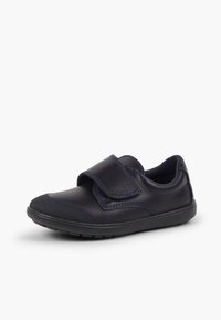 Chaussure pour enfant bleu marine en cuir lisse, dotée d'une sangle Velcro et d'une semelle en caoutchouc avec un accent texturé sur l'orteil.