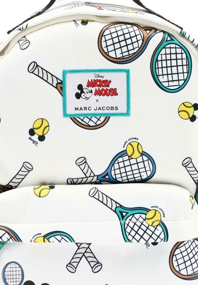 Sac à dos blanc avec motif coloré de raquettes de tennis et balles, présentant un patch logo Disney Mickey Mouse x Marc Jacobs.