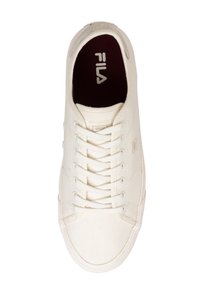 Sneaker bianco in tela con sei fori per i lacci, lacci piatti, suola in gomma e interno bordeaux. Logo del marchio sul lato e design minimalista.