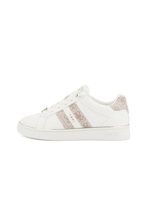 Sneaker bianco basso con strisce laterali beige a motivo, lacci bianchi e dettaglio del logo dorato "GUESS" sul lato e sulla linguetta del tallone.