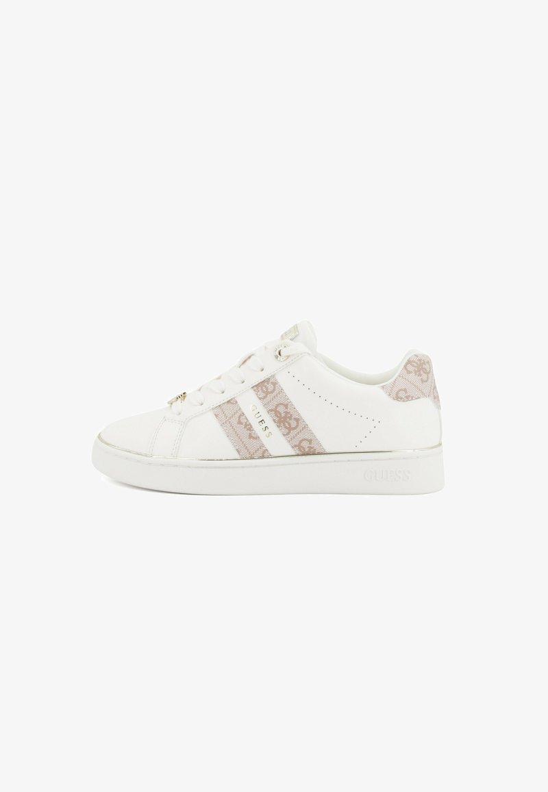 Baskets basses blanches avec des bandes latérales beige à motif, des lacets blancs et un détail du logo doré "GUESS" sur le côté et la languette du talon.
