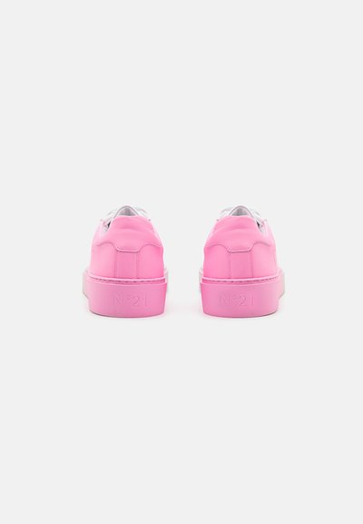 Baskets en cuir rose avec des lacets blancs, bout rond et logo "N°21" en relief à l'arrière. Présentent une texture lisse et un talon surélevé.